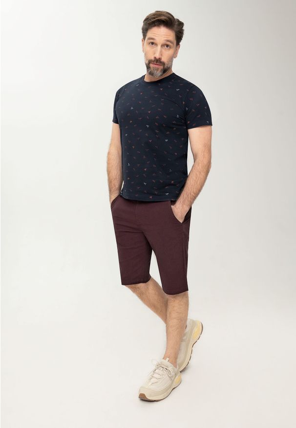 Volcano - Burgundowe szorty męskie typu chino P-TROSS. Kolekcja: plus size. Kolor: czerwony. Materiał: bawełna, materiał, tkanina, elastan. Długość: krótkie. Wzór: ze splotem. Sezon: lato, wiosna. Styl: elegancki