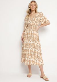 Born2be - Ciemnobeżowa Sukienka Wiskozowa Rozkloszowana z Odkrytymi Plecami w Print Boho Turaisa. Okazja: na co dzień. Typ kołnierza: dekolt w kształcie V. Kolor: beżowy. Materiał: wiskoza. Długość rękawa: długi rękaw. Wzór: nadruk. Typ sukienki: rozkloszowane, proste. Styl: boho #1