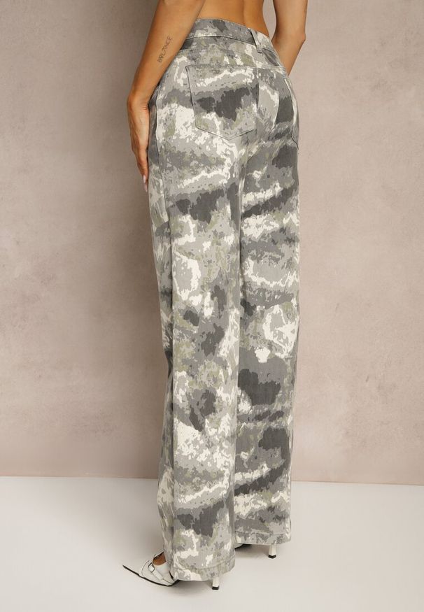 Renee - Szare Bawełniane Jeansy High Waist o Szerokim Kroju Moro Lisanela. Okazja: na co dzień. Stan: podwyższony. Kolor: szary. Wzór: moro. Styl: casual