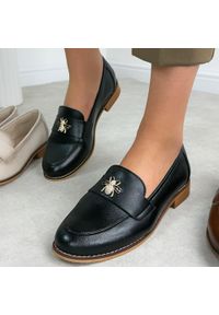 POTOCKI - Czarne skórzane mokasyny damskie Potocki 19382. Okazja: na co dzień. Nosek buta: okrągły. Kolor: czarny. Szerokość cholewki: normalna. Wzór: aplikacja. Materiał: skóra. Sezon: wiosna, lato, jesień. Obcas: na obcasie. Styl: casual, klasyczny, elegancki. Wysokość obcasa: niski #1