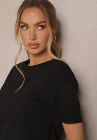 Renee - Czarny T-shirt z Dłuższym Tyłem Zdobiony Haftem Ninilla. Okazja: na co dzień. Kolor: czarny. Materiał: skóra. Długość: długie. Wzór: haft, aplikacja. Sezon: lato, wiosna. Styl: casual, elegancki