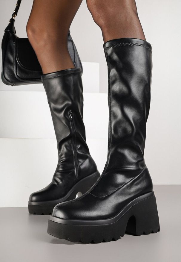 Renee - Czarne Kozaki Vices w Stylu Grunge z Dopasowaną Cholewką Platformą i Słupkiem Falemira. Kolor: czarny. Materiał: futro. Szerokość cholewki: normalna. Obcas: na platformie. Styl: elegancki