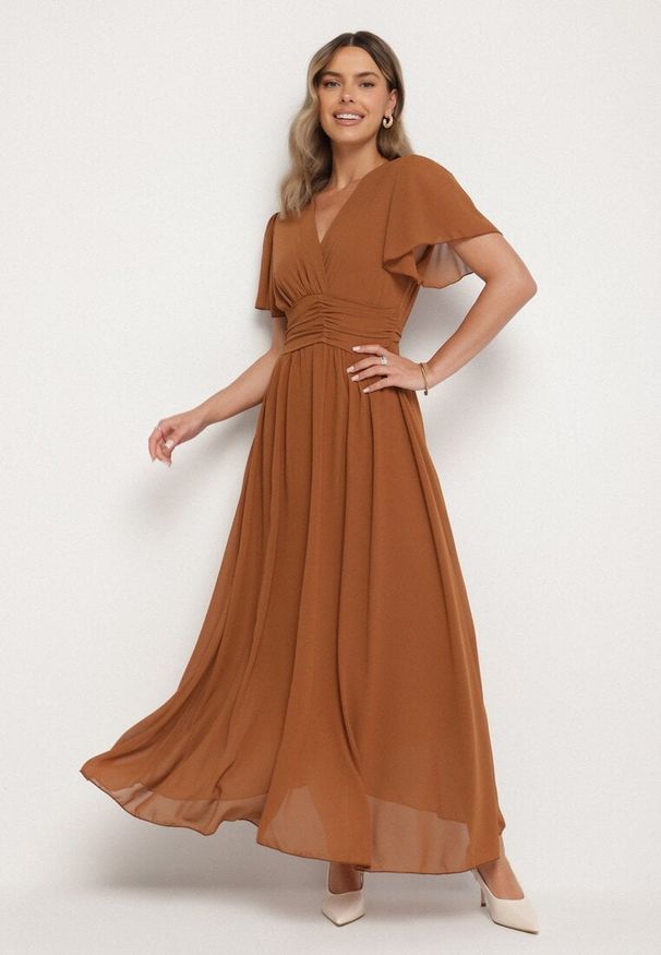 Born2be - Brązowa Kopertowa Sukienka Maxi z Gumką w Pasie Narlin. Okazja: na ślub cywilny, na wesele, na studniówkę. Typ kołnierza: dekolt w serek. Kolor: brązowy. Typ sukienki: kopertowe. Styl: klasyczny. Długość: maxi