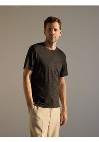 Reserved - T-shirt slim z wełny merino - ciemnoszary. Kolor: szary. Materiał: wełna #1