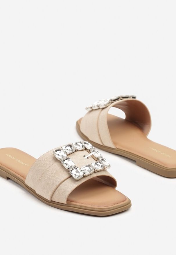 Renee - Beżowe Klapki z Metaliczną Ozdobą Amoella. Okazja: na co dzień. Kolor: beżowy. Materiał: jeans. Wzór: aplikacja. Styl: elegancki, casual