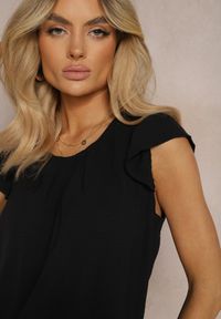 Renee - Czarna Bluzka Wykończona Falbanką z Zapięciem na Guzik Scriabina. Okazja: na co dzień, na spotkanie biznesowe, do pracy. Typ kołnierza: kołnierz z falbankami. Kolor: czarny. Materiał: jeans. Styl: biznesowy, elegancki, casual #3