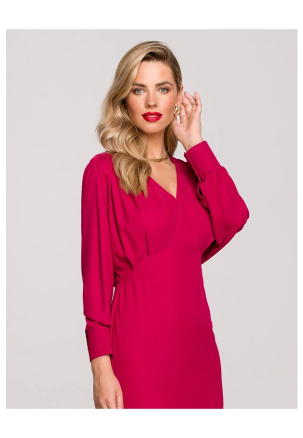 Makover - Długa wieczorowa sukienka rybka z bufiastymi rękawami śliwka. Okazja: na wesele, na imprezę, na ślub cywilny. Styl: wizytowy. Długość: maxi