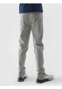 4F JUNIOR - Spodnie casual chłopięce - szare. Okazja: na co dzień. Kolor: szary. Materiał: materiał, bawełna, tkanina, elastan. Wzór: jednolity. Styl: casual