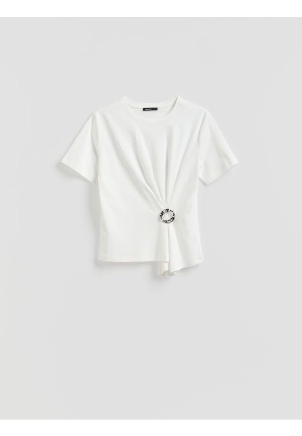 Reserved - T-shirt z ozdobnym detalem - złamana biel. Materiał: bawełna