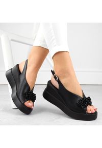 Skórzane sandały damskie na koturnie z koralikami czarne Filippo DS6076. Kolor: czarny. Materiał: skóra. Obcas: na koturnie #6