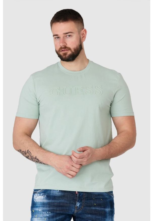 Guess - GUESS Pistacjowy t-shirt męski z wytłaczanym logo, Rozmiar XL. Kolor: zielony. Wzór: aplikacja