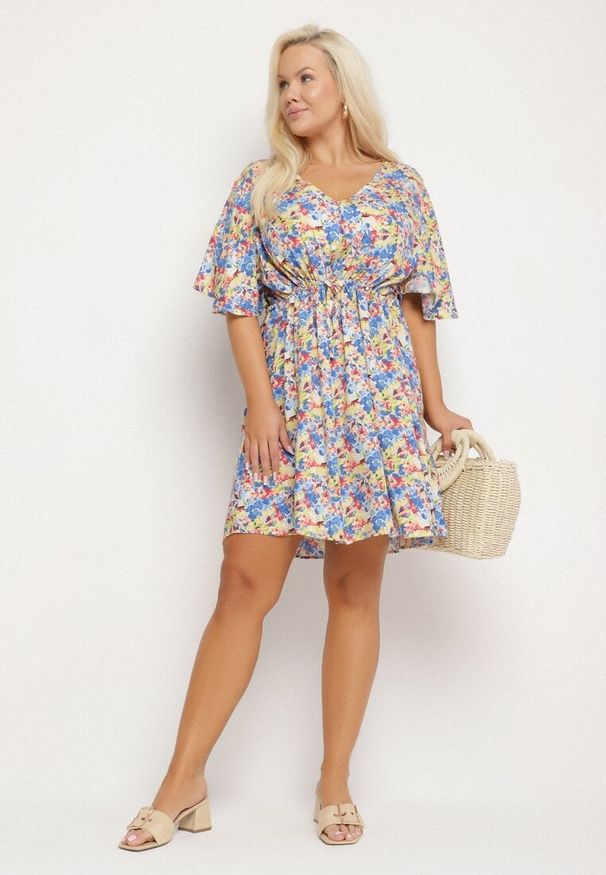 Born2be - Niebieska Sukienka z Wiskozy Ściągana w Talii w Kwiaty Liranette. Okazja: na co dzień. Typ kołnierza: dekolt w serek. Kolor: niebieski. Materiał: wiskoza. Wzór: kwiaty. Styl: casual, klasyczny, elegancki