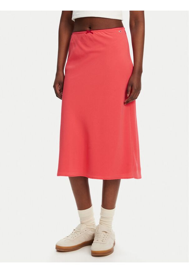 Tommy Jeans Spódnica midi Tjw Midi Aop Skirt DW0DW20272 Koralowy Regular Fit. Kolor: pomarańczowy. Materiał: syntetyk