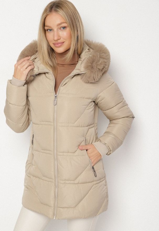 Born2be - Ciemnobeżowa Pikowana Kurtka z Kapturem z Futerkiem Nenadria. Okazja: do pracy, na co dzień, na spotkanie biznesowe. Typ kołnierza: kaptur. Kolor: beżowy. Materiał: futro. Wzór: aplikacja. Styl: casual, biznesowy