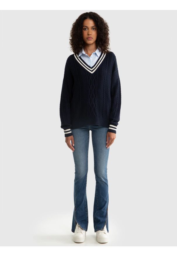Big-Star - Sweter damski z wiskozy z dekoltem v-neck granatowy Cyntylia 403. Okazja: na co dzień. Typ kołnierza: dekolt w kształcie V. Kolor: niebieski. Materiał: wiskoza. Wzór: ze splotem. Styl: elegancki, klasyczny, casual
