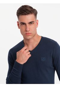 Ombre Clothing - Męski elegancki sweter BASIC V-neck z wiskozą – granatowy V2 - Rozmiar: M. Okazja: do pracy, na co dzień. Typ kołnierza: dekolt w serek. Kolor: niebieski. Materiał: wiskoza. Wzór: haft. Styl: elegancki #6