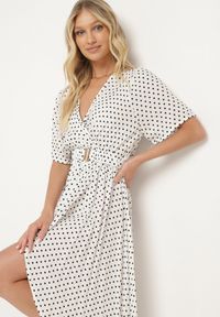 Born2be - Biała Sukienka z Kopertowym Dekoltem o Asymetrycznym Kroju z Paskiem i Gumką w Talii Drelefia. Kolor: biały. Materiał: tkanina. Długość rękawa: krótki rękaw. Typ sukienki: asymetryczne, kopertowe #6