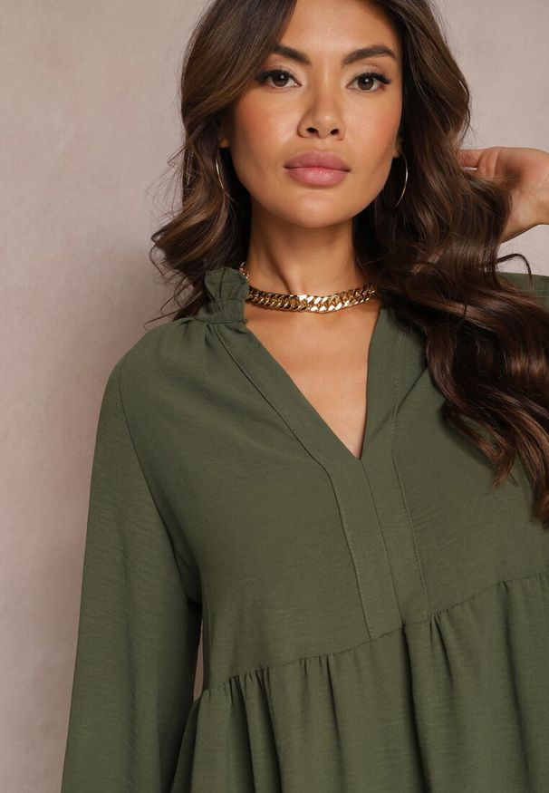 Renee - Zielona Rozkloszowana Sukienka Mini z Falbankami Atercja. Okazja: na co dzień. Typ kołnierza: kołnierz z falbankami. Kolor: zielony. Wzór: aplikacja. Styl: casual. Długość: mini