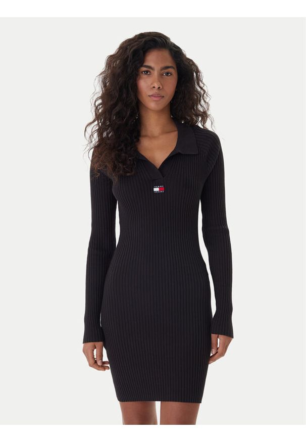 Tommy Jeans Sukienka dzianinowa Badge DW0DW22183 Czarny Slim Fit. Kolor: czarny. Materiał: syntetyk, bawełna