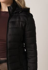 Born2be - Czarna Taliowana Przejściowa Kurtka Pikowana z Odpinanym Kapturem Zinnorae. Okazja: na co dzień. Kolor: czarny. Materiał: jeans, nylon. Styl: casual #3