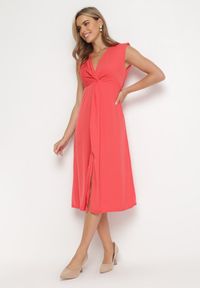 Born2be - Czerwona Sukienka Midi z Ozdobnym Węzłem przy Dekolcie i Rozcięciem Sastama. Kolor: czerwony. Długość: midi #1