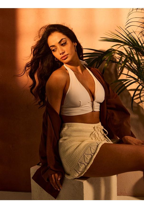 Sinsay - Swetrowa spódnica mini z wiązaniem - kremowy. Kolor: kremowy