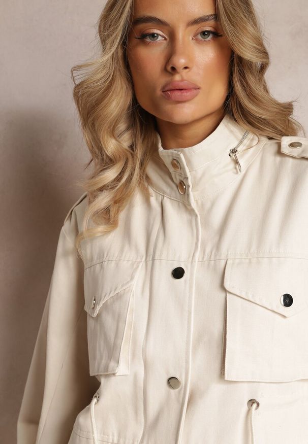 Renee - Jasnobeżowa Kurtka Parka z Dużymi Kieszeniami Umaila. Okazja: na co dzień. Kolor: beżowy. Długość: krótkie. Sezon: lato. Styl: casual