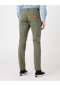 Wrangler - WRANGLER GREENSBORO MĘSKIE SPODNIE JEANSOWE MILITARE GREEN W15Q71G40 112319944. Okazja: na spotkanie biznesowe, na co dzień. Stan: obniżony. Styl: sportowy, casual, elegancki, biznesowy