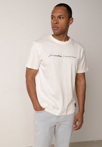 Born2be - Jasnobeżowa Koszulka T-shirt z Bawełny z Ozdobnym Nadrukiem Daphileia. Okazja: na co dzień. Kolor: beżowy. Materiał: bawełna. Długość: krótkie. Wzór: nadruk. Styl: casual #7