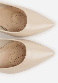 Renee - Beżowe Czółenka na Stożkowym Słupku o Nicud. Okazja: na co dzień, na spotkanie biznesowe. Kolor: beżowy. Materiał: skóra, jeans. Obcas: na słupku. Styl: casual, biznesowy. Wysokość obcasa: średni #9