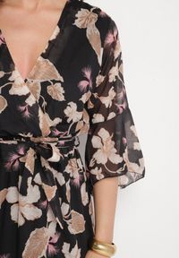 Born2be - Czarna Bawełniana Sukienka Kopertowa o Asymetrycznym Kroju z Wiązanym Paskiem Niteira. Okazja: na randkę, na co dzień. Typ kołnierza: dekolt w kształcie V. Kolor: czarny. Materiał: bawełna. Typ sukienki: kopertowe, asymetryczne. Styl: casual #2