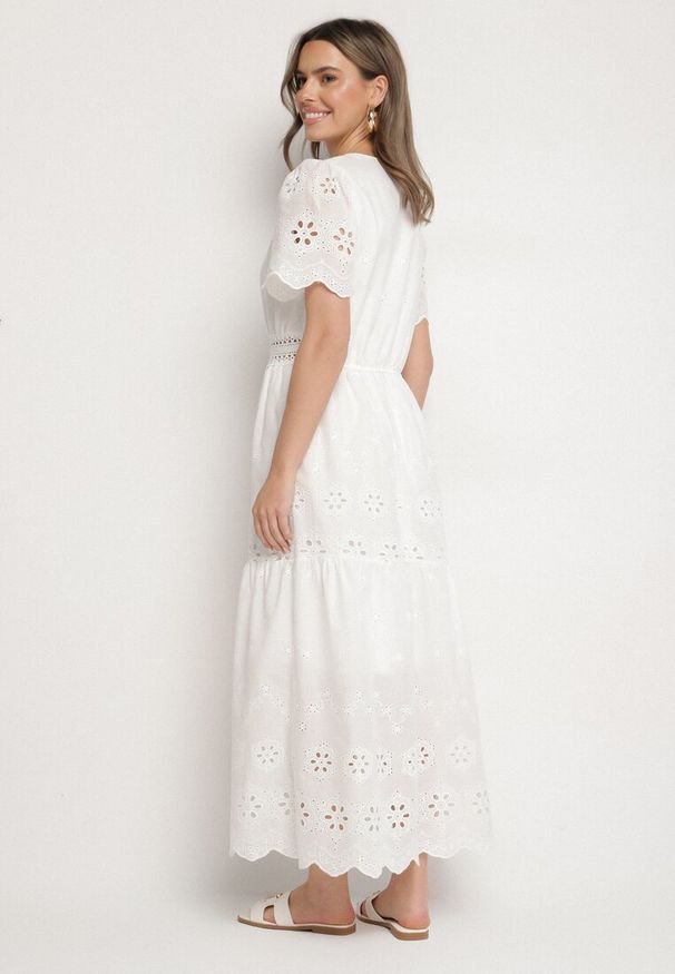 Born2be - Biała Bawełniana Sukienka Boho o Rozkloszowanym Kroju Zdobiona Haftem Efrissea. Okazja: na imprezę. Typ kołnierza: dekolt w serek. Kolor: biały. Materiał: bawełna. Długość rękawa: krótki rękaw. Wzór: haft, aplikacja. Sezon: lato. Styl: boho