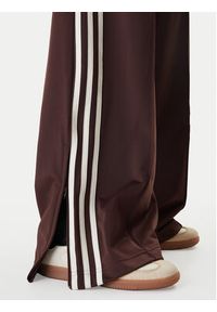 Adidas - adidas Spodnie dresowe Firebird KG3706 Brązowy Loose Fit. Kolor: brązowy. Materiał: syntetyk #3