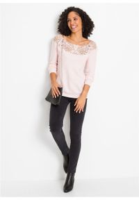 Sweter z koronką bonprix pastelowy jasnoróżowy. Kolor: różowy. Materiał: akryl, koronka, materiał, bawełna, elastan, poliamid. Wzór: koronka #6