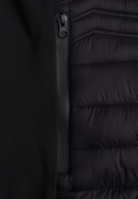 Born2be - Czarna Pikowana Kurtka Przejściowa z Kapturem i Elastycznymi Panelami Feziala. Okazja: na co dzień. Typ kołnierza: kaptur. Kolor: czarny. Materiał: jeans, nylon. Sezon: wiosna. Styl: casual, sportowy #6