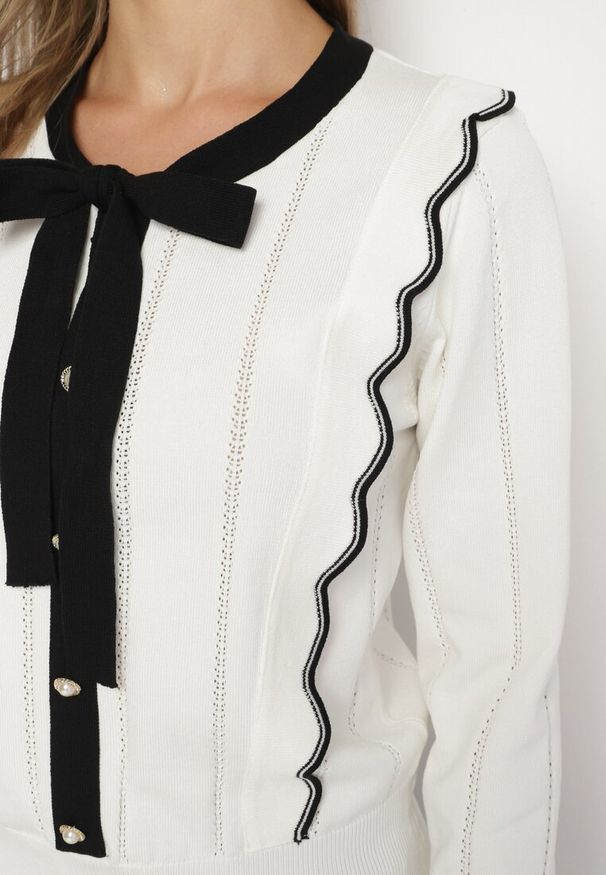 Born2be - Biały Sweter z Wiskozą Ozdobiony Kokardą Eleganckimi Guzikami i Kontrastowymi Detalami Miariel. Okazja: na co dzień. Typ kołnierza: kokarda. Kolor: biały. Materiał: wiskoza. Długość rękawa: długi rękaw. Długość: długie. Wzór: aplikacja. Styl: elegancki