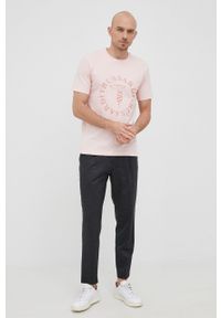 Trussardi Jeans - Trussardi T-shirt bawełniany kolor różowy z nadrukiem. Okazja: na co dzień. Kolor: różowy. Materiał: bawełna. Wzór: nadruk. Styl: casual