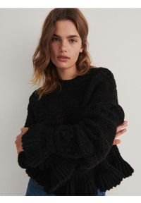 Reserved - Sweter z dekoracyjnym wykończeniem - czarny. Kolor: czarny. Materiał: dzianina. Wzór: ze splotem #1