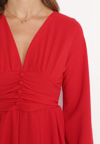 Born2be - Czerwona Rozkloszowana Sukienka Mini z Głębokim Dekoltem Ozdobiona Marszczeniem i Guzikami Jerikan. Kolor: czerwony. Długość rękawa: długi rękaw. Wzór: aplikacja. Długość: mini #4