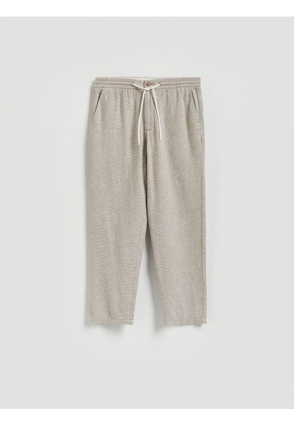 Reserved - Spodnie carrot z lnem - beżowy. Kolor: beżowy. Materiał: len