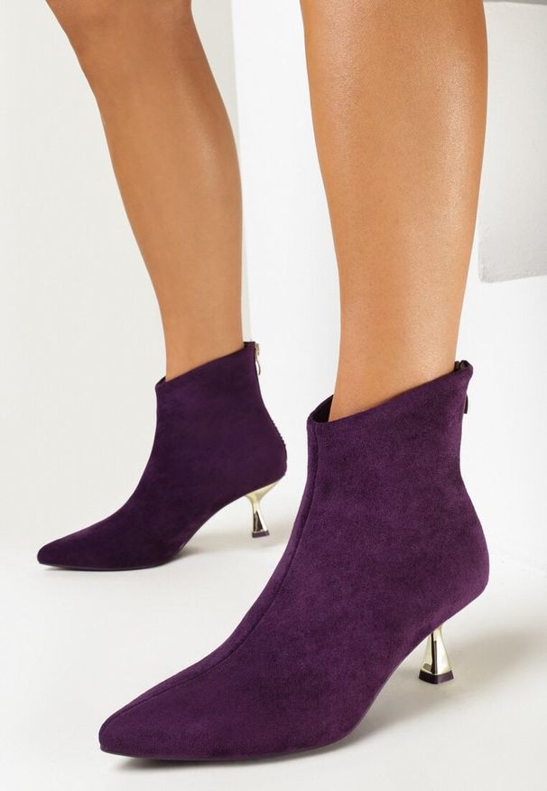 Born2be - Fioletowe Botki na Metalicznej Kaczuszce z Noskiem w Szpic Factoria. Okazja: na co dzień. Zapięcie: zamek. Kolor: fioletowy. Materiał: jeans. Obcas: na szpilce. Styl: casual, elegancki, klasyczny. Wysokość obcasa: średni
