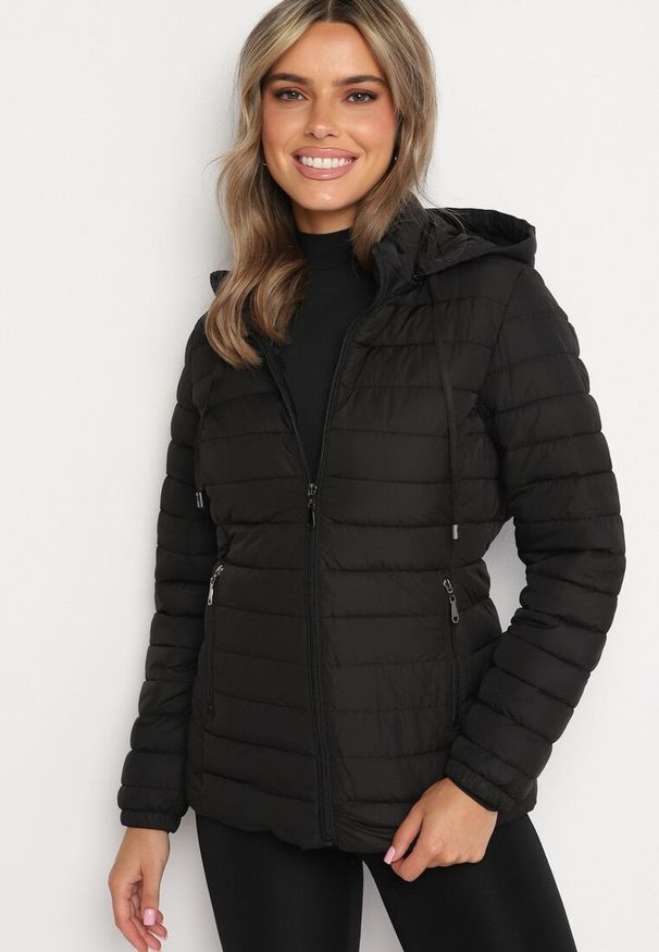 Born2be - Czarna Pikowana Kurtka z Kapturem i Sznurkami Miviana. Okazja: na spacer. Typ kołnierza: kaptur. Kolor: czarny. Materiał: jeans. Długość rękawa: długi rękaw. Długość: długie