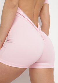 Born2be - Różowy Taliowany Kombinezon z Marszczeniem i Odkrytymi Plecami Deviani. Okazja: na co dzień. Kolor: różowy. Styl: casual #7
