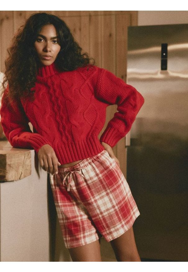 Reserved - Wełniany sweter z golfem - czerwony. Typ kołnierza: golf. Kolor: czerwony. Materiał: wełna