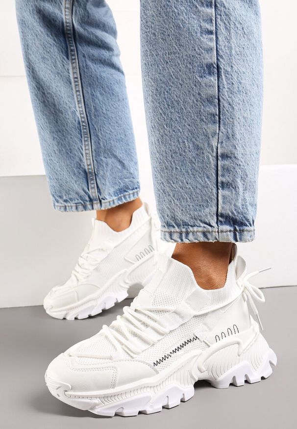 Renee - Białe Sneakersy Kharena. Zapięcie: bez zapięcia. Kolor: biały. Materiał: materiał. Szerokość cholewki: normalna. Wzór: aplikacja