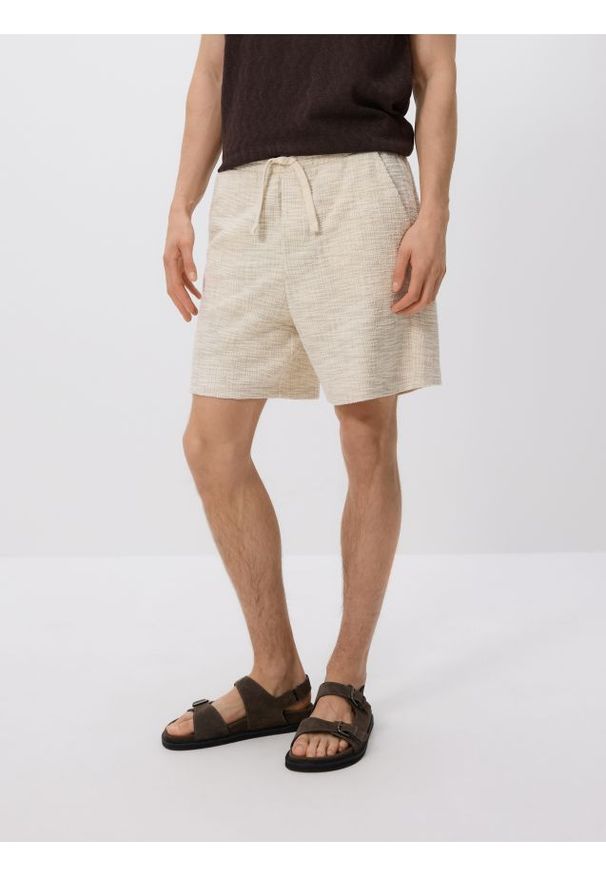 Reserved - Strukturalne szorty regular - beżowy. Kolor: beżowy. Materiał: bawełna, dzianina