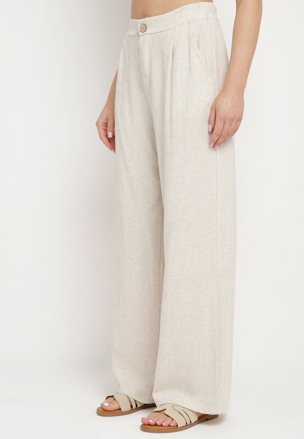 Born2be - Jasnobeżowe Szerokie Proste Spodnie z Wysokim Stanem z Lnem Zapinane na Suwak i Guzik z Wszytą z Tyłu Gumką Azitela. Okazja: na spotkanie biznesowe. Stan: podwyższony. Kolor: beżowy. Materiał: len. Styl: biznesowy, elegancki, klasyczny