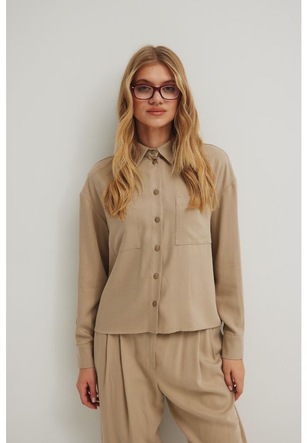 Marsala - Koszula o prostym kroju z kieszonką w kolorze STONE BEIGE - ROMA. Materiał: tkanina. Długość rękawa: długi rękaw. Długość: długie. Wzór: gładki. Styl: klasyczny, elegancki