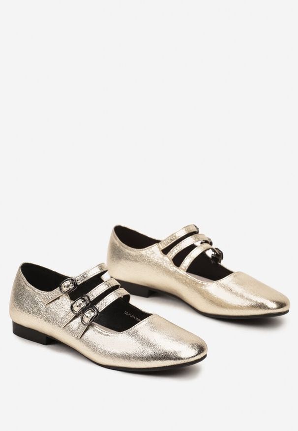 Born2be - Złote Balerinki ze Skórzaną Wkładką Ozdobione Paseczkami z Klamerkami Vaideline. Okazja: na co dzień. Kolor: złoty. Materiał: skóra. Wzór: aplikacja. Obcas: na obcasie. Styl: elegancki, klasyczny, casual. Wysokość obcasa: niski