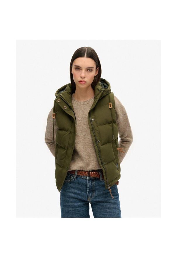 Superdry - Kamizelka pikowana z kapturem Everest od SUPERDRY. Typ kołnierza: kaptur. Kolor: zielony. Długość rękawa: długi rękaw. Styl: elegancki